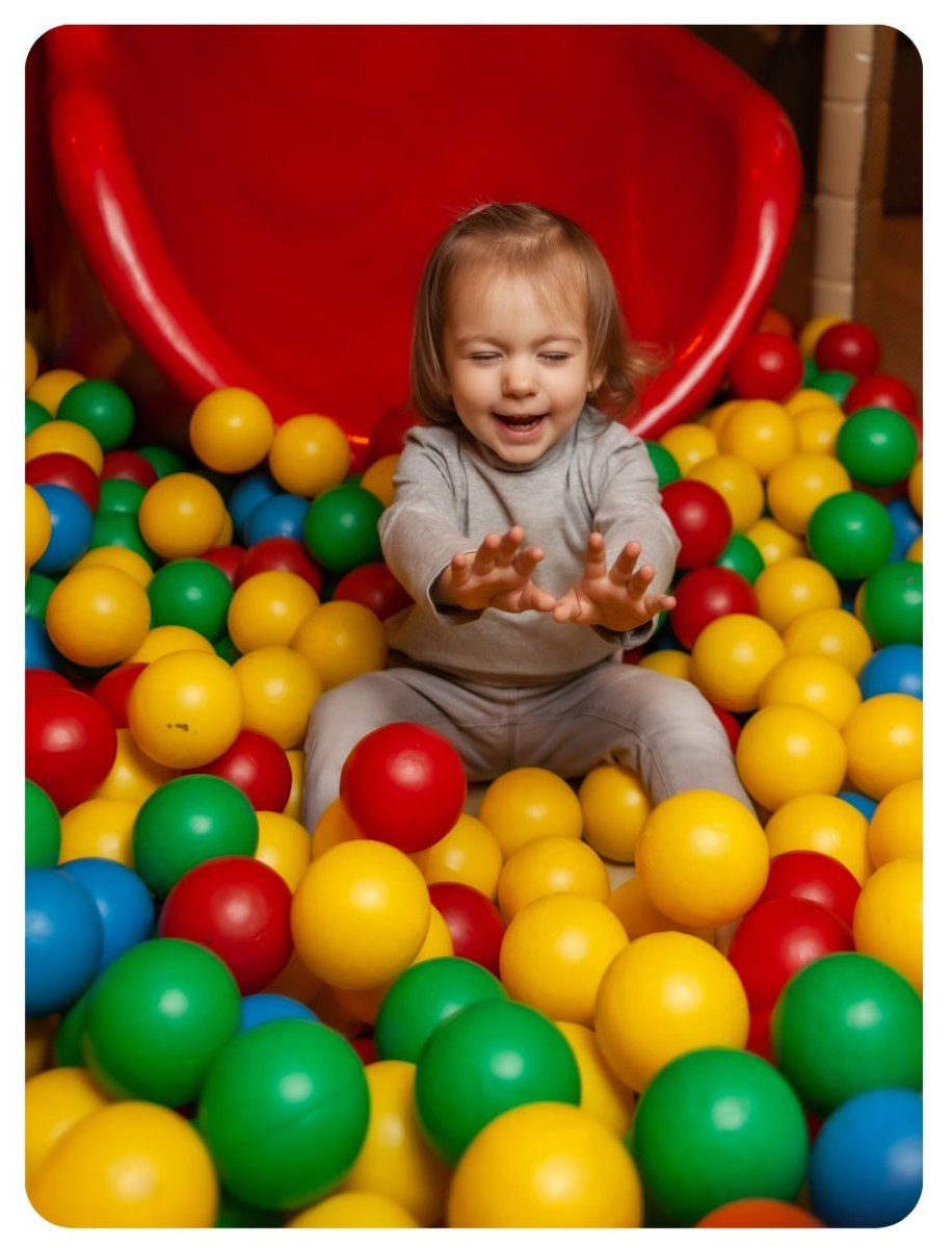 Bebé disfrutando en la piscina de bolas de MerinoPark Jédula
