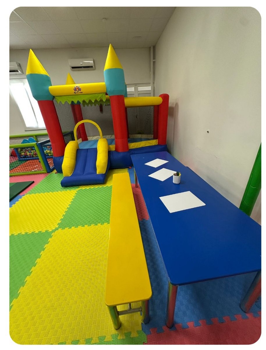 Castillo hinchable y mesa preparada para cumpleaños infantil en MerinoPark