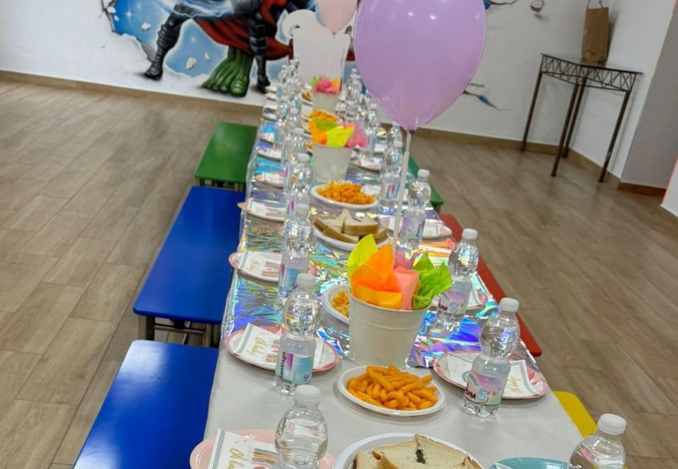 Mesa decorada para cumpleaños infantil con globos y meriendas en MerinoPark Jédula
