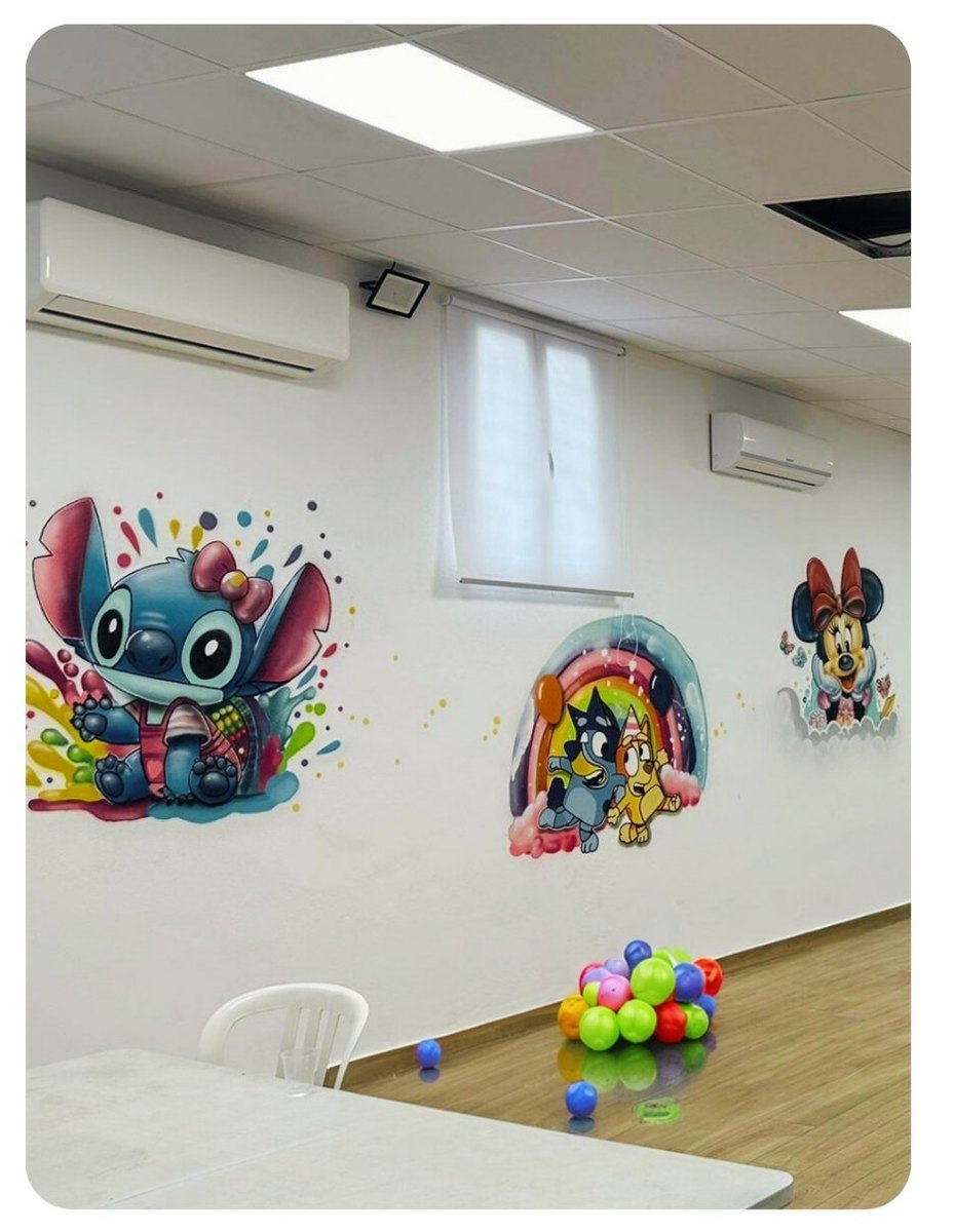 Sala con murales personalizados de Stitch, Bluey y Minnie en MerinoPark Jédula