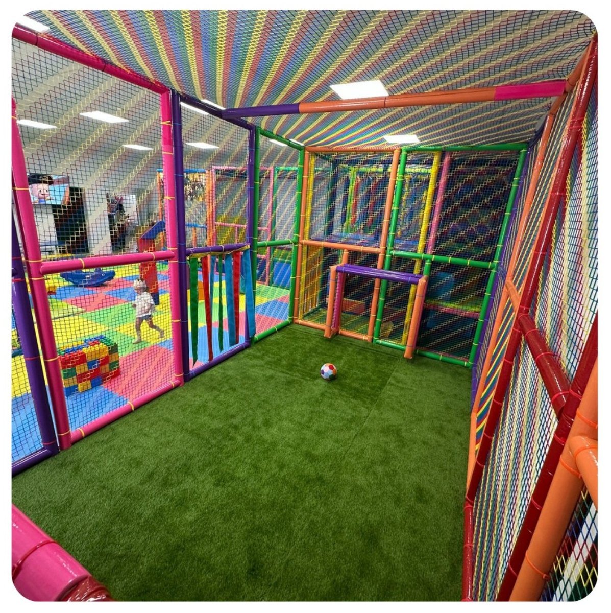 Zona de fútbol con césped artificial dentro del parque infantil MerinoPark Jédula