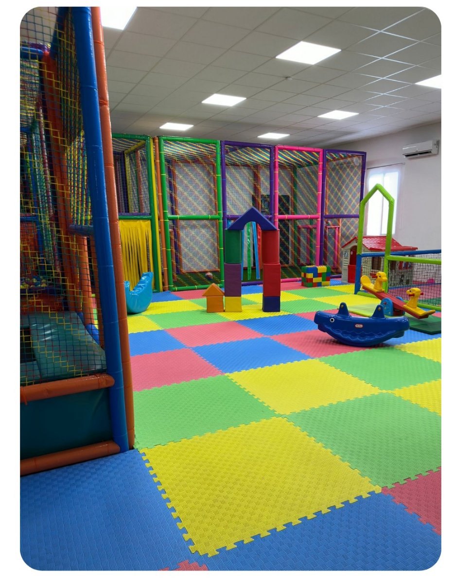 Vista general de la zona de juegos infantil de MerinoPark Jédula