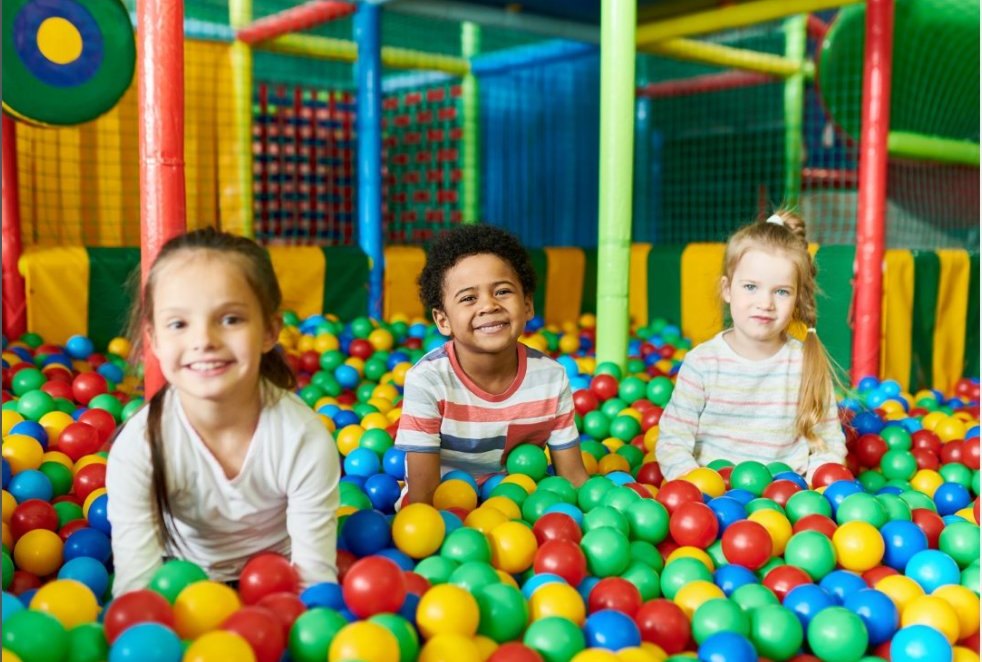 Niños sonriendo en la piscina de bolas de MerinoPark Jédula, Cádiz